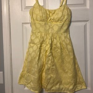 B. Smart yellow polka dot dress.